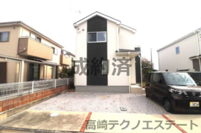 高崎市棟高町中古戸建の外観|駐車スペースは並列3台可能◎　