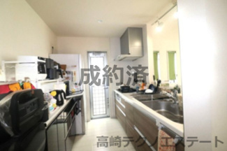 【キッチン】 | 高崎市棟高町中古戸建 | キッチンにはパントリーあり。動線を妨げない使い勝手のいいシステムキッチン♪