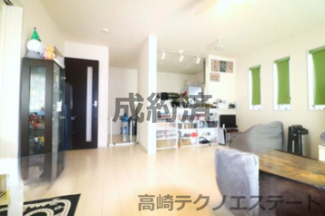 【居間・リビング】 | 高崎市棟高町中古戸建 | 白を基調としたLDKは16.5帖　ご家族で団らんのひとときを♪