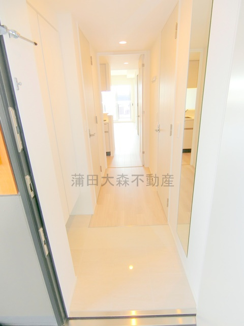 コンフォリア・リヴ大森西の玄関|姿見鏡付きがうれしい玄関