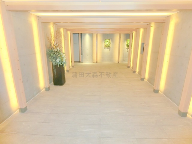 コンフォリア・リヴ大森西のエントランス|防犯カメラTVモニター付きオートロック宅配BOXメールBOX管理人室