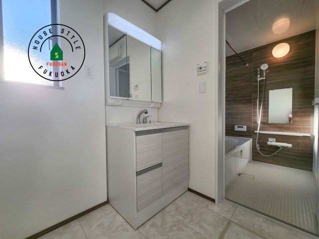 福岡市早良区飯倉2丁目第1-2棟（B号棟）の脱衣所|ゆとりの洗面スペースで朝の身支度もスムーズに。暮らしを快適に変えるシャワー付洗面台です！