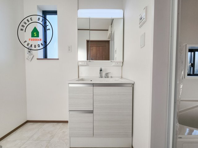 福岡市早良区飯倉2丁目第1-2棟（B号棟）の独立洗面台|毎日使うものだから清潔な空間を保ちたい水回り。洗面にはそんな願いを解消させてくれる収納アイデアが満載です。三面鏡の裏側にはキャビネットが現れ小物から背の高い物まで収納できます。