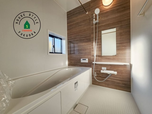 福岡市早良区飯倉2丁目第1-2棟（B号棟）の浴室|1日の疲れを癒してくれる広々バスルーム。雨の日のお洗濯にも大活躍な浴室乾燥機付です！