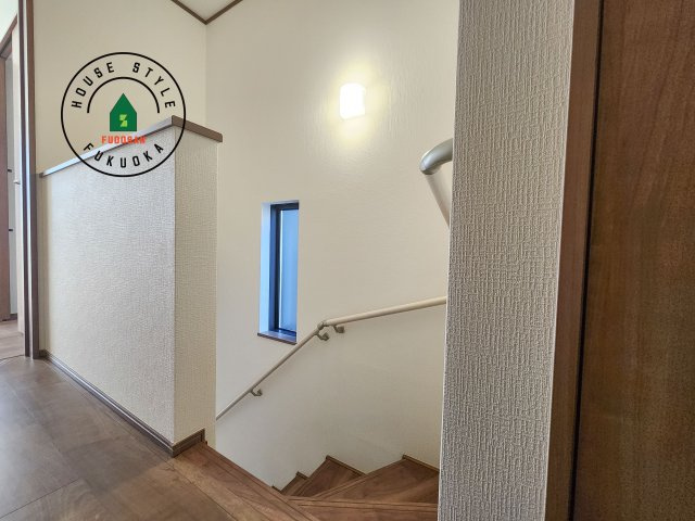 福岡市早良区飯倉2丁目第1-2棟（B号棟）の内装|＜手すり付階段＞手すりがないと階段の昇り降りで危険なことはもちろん、壁に手をつきながら歩くことで壁紙が汚れやすくなります。すべての方に快適に昇り降りしていただくため、手すりを設置しました。