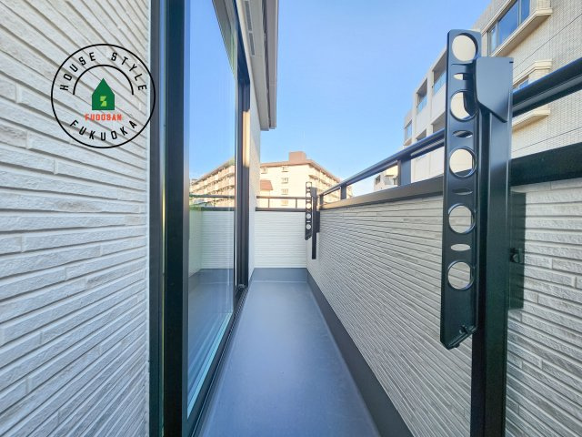 福岡市早良区飯倉2丁目第1-2棟（B号棟）のバルコニー|風をしっかりと感じられるバルコニーでは、毎日が洗濯日和です。広々としているので洗濯も楽しくなるでしょうし、気分転換にバルコニーからの眺めを楽しむのもいいでしょう。