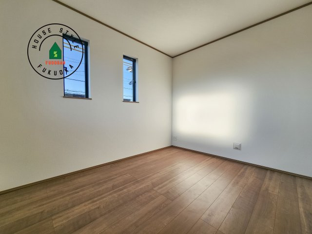 福岡市早良区飯倉2丁目第1-2棟（B号棟）の洋室|柔らかい陽光が差し込む明るいお部屋を演出する設計。彩光の取れる窓が気持ちの良いお部屋を創り上げます。