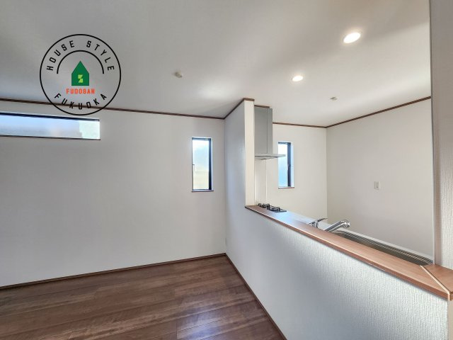 福岡市早良区飯倉2丁目第1-2棟（B号棟）のダイニング|キッチンから立ち込める香りが今日の料理を期待させます。