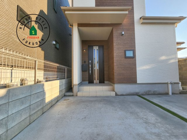 福岡市早良区飯倉2丁目第1-2棟（B号棟）の玄関|おでかけの時も帰った時も、「我が家」を最初に感じでもらえる素敵な空間に。