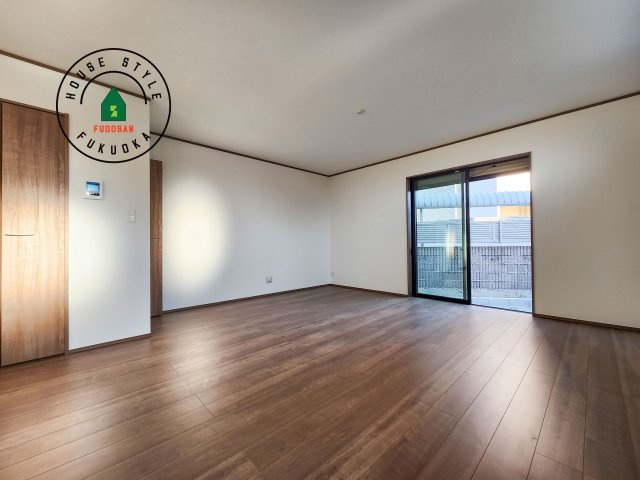 福岡市早良区飯倉2丁目第1-2棟（B号棟）の居間・リビング|キッチンからリビングをしっかり確認できます。家族の笑顔があふれる空間になりそうですね。同社