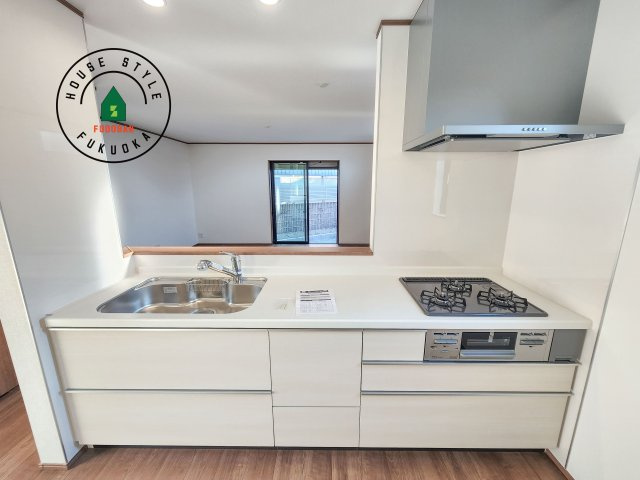 福岡市早良区飯倉2丁目第1-2棟（B号棟）のキッチン|ご家族を近くに感じられる対面キッチンのLDK。会話もはずみそうですね。