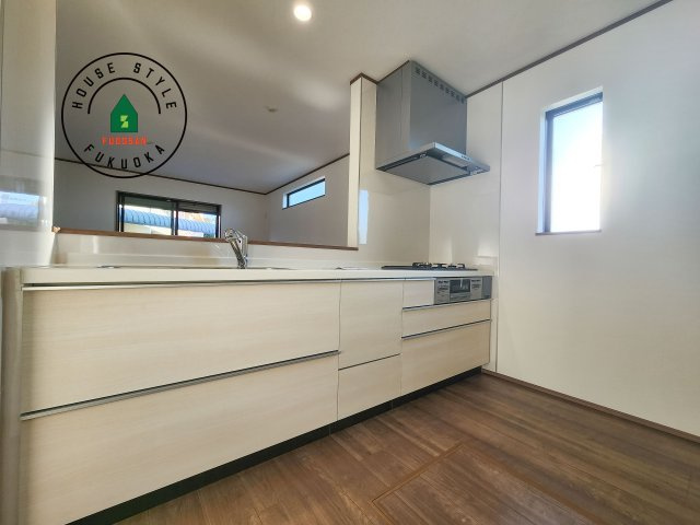 福岡市早良区飯倉2丁目第1-2棟（B号棟）のキッチン|ダイニングテーブルへの配膳がラクラク、お料理はかどるカウンター付きシステムキッチン！