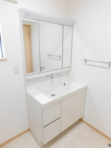 清須市朝日五条の中古一戸建の独立洗面台|◇洗面脱衣室◇　　三面鏡洗面台　（２０２５年９月リフォーム済）