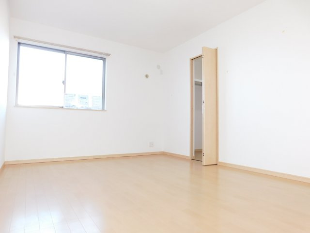 清須市朝日五条の中古一戸建の洋室|◇洋室◇　　広くて明るい洋室　ウォークインクローゼット完備！　（２０２５年９月リフォーム済）