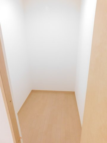 清須市朝日五条の中古一戸建の収納|◇納戸◇　　家族の洋服や季節の荷物などの収納に便利な大容量の納戸完備