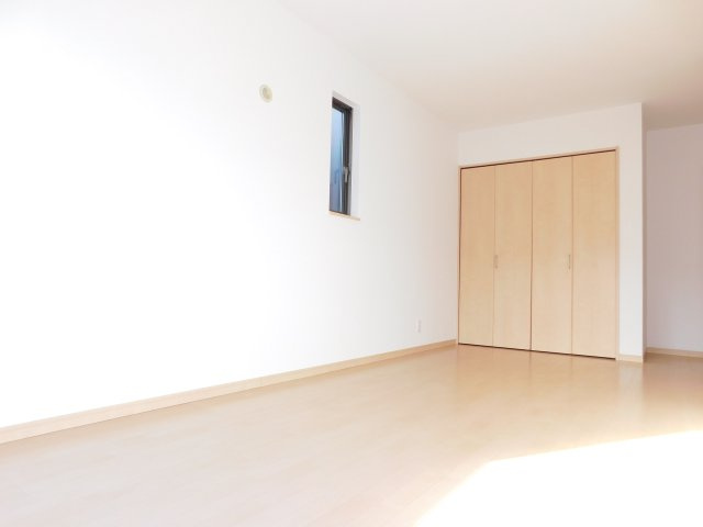 清須市朝日五条の中古一戸建の洋室|◇洋室◇　　南面で明るい洋室　全居室収納完備！　（２０２５年９月リフォーム済）