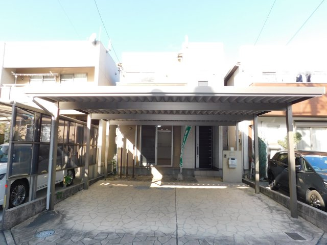 清須市朝日五条の中古一戸建の外観|☆２０２５年９月リフォーム済☆　　いつでもご案内出来ます♪（お問合せ当日、平日、水曜、夜間の見学でもＯＫ）　南向き！　カーポート付き・駐車並列２台ＯＫ！　太陽光発電設備搭載！