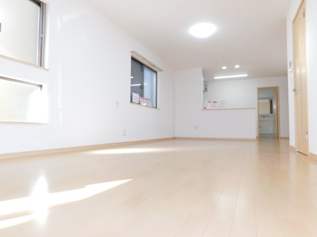 清須市朝日五条の中古一戸建の居間・リビング|◇リビング◇　　南面で広くて明るいリビング　リビングが見渡せる対面キッチン♪　（２０２５年９月リフォーム済）