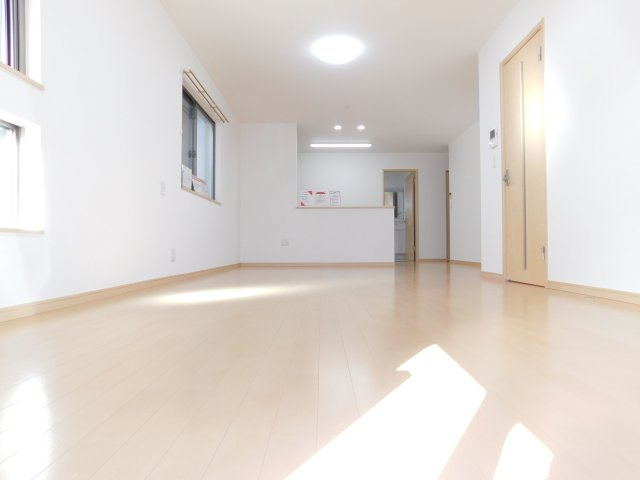 清須市朝日五条の中古一戸建の居間・リビング|◇リビング◇　　南面で明るいリビング　リビングの奥には納戸完備！　（２０２５年９月リフォーム済）