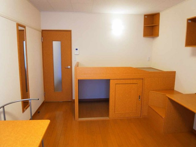 落ち着いた色調の寝室です