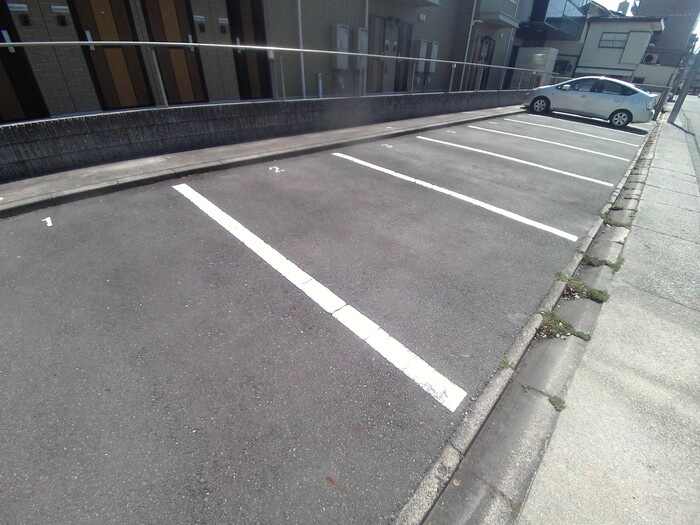 オンディーヌの駐車場