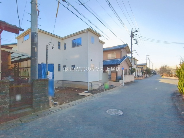 西区指扇領別所　新築戸建　リーブルガーデン01の前面道路含む現地写真