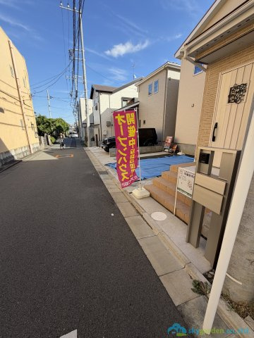 平塚市平塚３丁目　築後未入居戸建　全15邸14号棟の前面道路含む現地写真