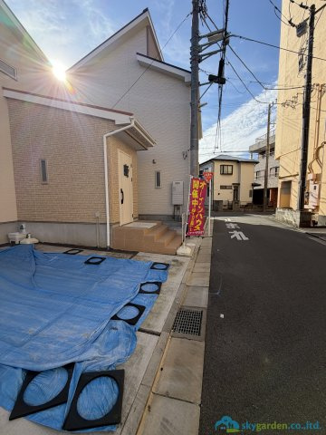 平塚市平塚３丁目　築後未入居戸建　全15邸14号棟の前面道路含む現地写真