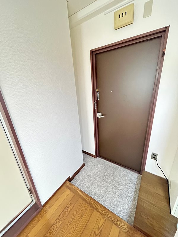 神栄ハイツの玄関