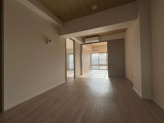 旭コーポC棟の居間・リビング|【同社施工例】※類似同仕様です。開口部のデザインや位置等のデザインが異なります。
