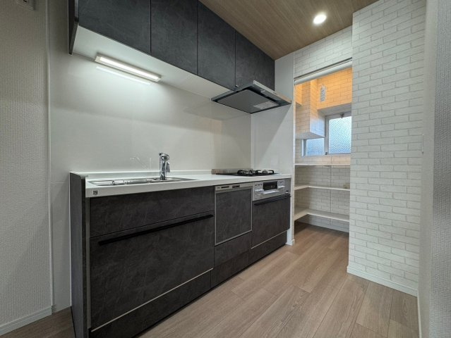 旭コーポC棟のキッチン|【同社施工例】※類似同仕様です。開口部のデザインや位置等のデザインが異なります。
