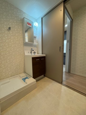 旭コーポC棟の独立洗面台|【同社施工例】※類似同仕様です。開口部のデザインや位置等のデザインが異なります。
