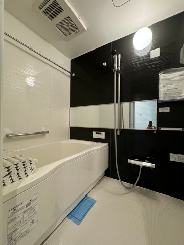 旭コーポC棟の浴室|【同社施工例】※類似同仕様です。開口部のデザインや位置等のデザインが異なります。
