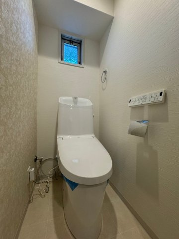 旭コーポC棟のトイレ|【同社施工例】※類似同仕様です。開口部のデザインや位置等のデザインが異なります。
