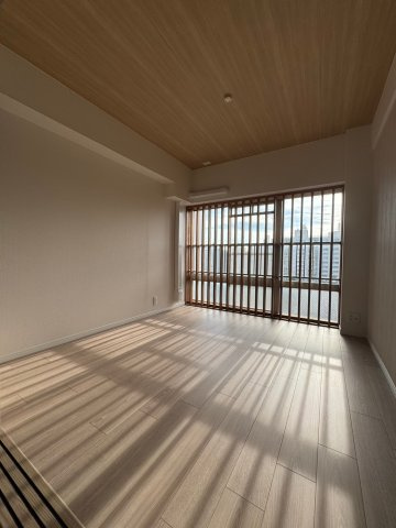 旭コーポC棟の洋室|【同社施工例】※類似同仕様です。開口部のデザインや位置等のデザインが異なります。
