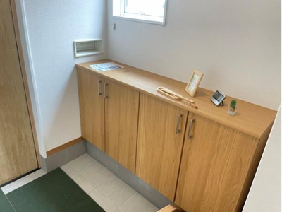【玄関】 | 山形市長苗代新築建売【Ｚ空調】 | 大きいシューズボックスはどんどん増える靴を散らかさずに収納できます。