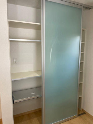 【キッチン】 | 山形市長苗代新築建売【Ｚ空調】 | クリアな扉で清潔感があり一体感もあるカップボードをご利用頂くことで食器収納ができます。