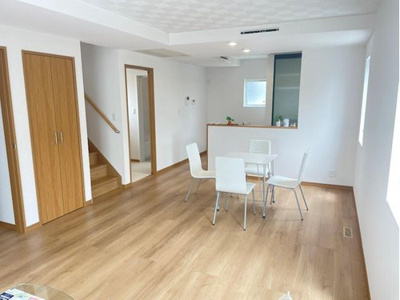 【居間・リビング】 | 山形市長苗代新築建売【Ｚ空調】 | リビングは広々です。家族の団欒の場として家庭を包みます。