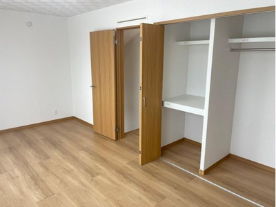 【寝室】 | 山形市長苗代新築建売【Ｚ空調】 | 大きいベットを置いてもスペースの取れる寝室です。