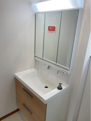 【独立洗面台】 | 山形市長苗代新築建売【Ｚ空調】 | 三面鏡の洗面台は、スタイリッシュなだけでなく収納力もあります。