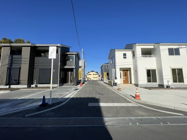 藤岡市藤岡第34（全4棟）3号棟の前面道路含む現地写真