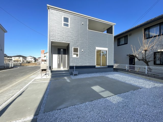 藤岡市藤岡第34（全4棟）3号棟の外観|隣地との距離も保ちながらも綺麗な街並みに溶け込みました！
駐車スペースやお庭も十分に確保しています！