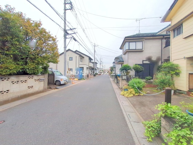 伊奈町栄4丁目　新築戸建　ハートフルAの前面道路含む現地写真