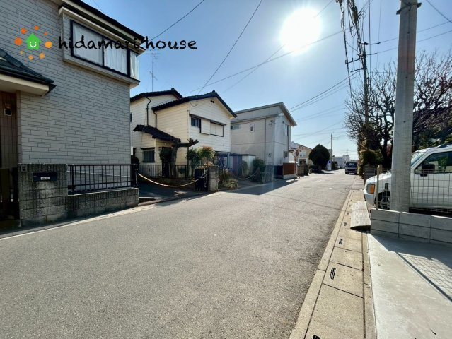 伊奈町栄4丁目　新築戸建　ハートフルAの前面道路含む現地写真