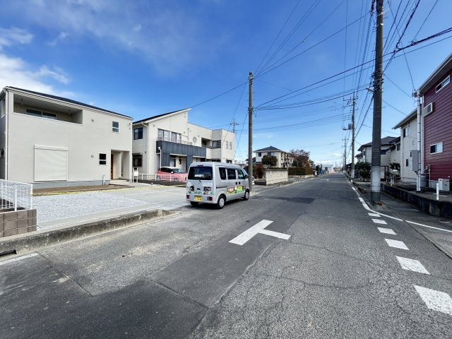 新築　伊勢崎市富塚町第5　Livele Garden.S　2号棟の前面道路含む現地写真|現地写真　南側接道幅員約9ｍ