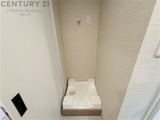 洗濯物の仕分け作業がしやすく、整理整頓が容易になります。洗濯音や湿気を他の部屋に持ち込まず、生活環境を快適に保ちます。上部を活用すれば収納スペースを確保でき洗剤や洗濯用品の整理もしやすくなります。
