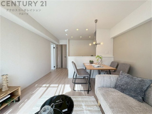 リビングダイニングは家族や友人とのコミュニケーションを楽しむ場所でくつろぎながら食事や会話を楽しめ、多目的に利用できリラックスできる空間です。家庭内の中心として機能し、快適な生活をサポートします。
