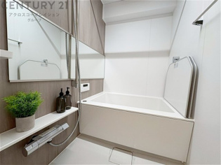 ユニットバスは省スペースでありながら、シンプルな設計と使いやすさを備え、簡便なメンテナンスが可能です。またミラー・小物置き場もあり便利です。
