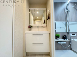 化粧品や洗顔料、歯ブラシなどの必需品をまとめて置ける収納スペースがあり、使用するたびに取り出す手間が省けます。また、水回りのため、濡れても大丈夫な素材が使用されており、お手入れが簡単です。
