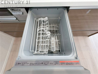 手洗いに比べて時間や労力を節約できることです。また、高温のお湯で洗浄されるため、雑菌や細菌を殺菌する効果もあります。さらに、乾燥機能があるため、手で拭く手間も省け衛生的に保管できます。
